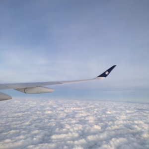 Photographie de l'aile d'un avion en plein vol.